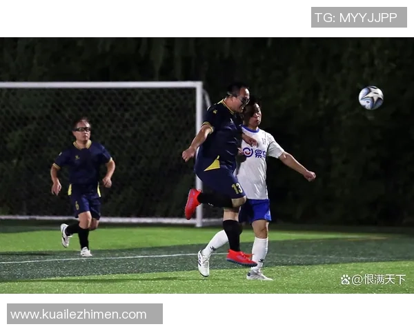 美国足球队与中国足球队员精彩对决展现足球魅力与文化交流 美国足球队与中国足球队员精彩对决展现足球魅力与文化交流